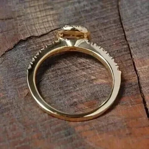 Juego de anillos de boda de moissanita blanca de corte redondo de 1,20 quilates enchapados en oro amarillo de 14 quilates Foto 3 de 4