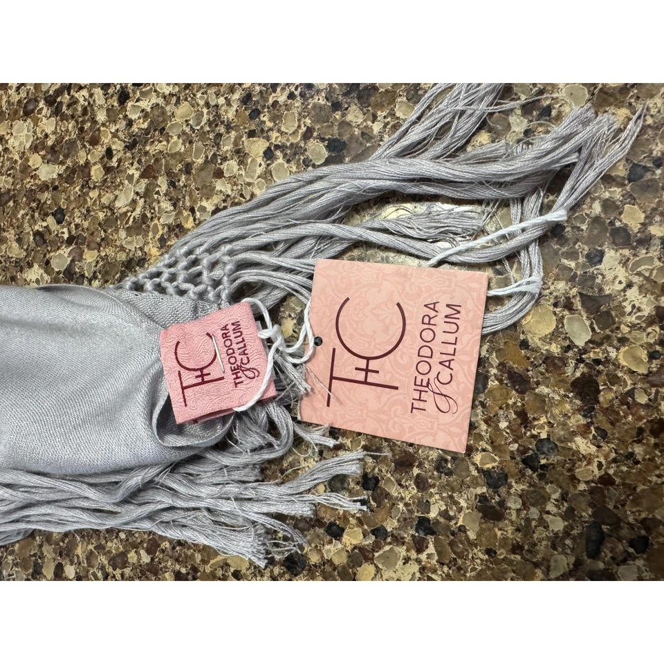 Bufanda envolvente Theodora & Callum gris brillante pashmina con borlas Foto 3 de 4