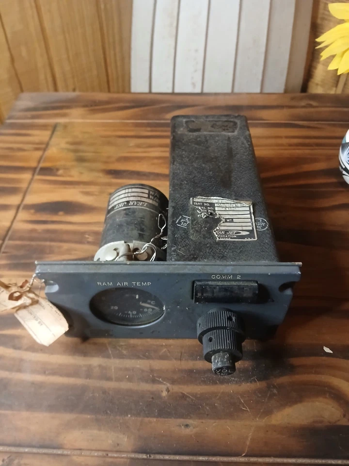 盖茨 Learjet Ram 空气温度指示器和 Comm 2 控制组件。 二手 — 第 3/3 张图片