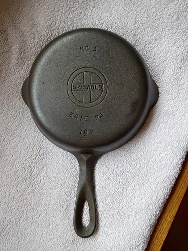 Vintage Griswold Small Logo No. 3 Cast Iron  Skillet 709E Erie PA