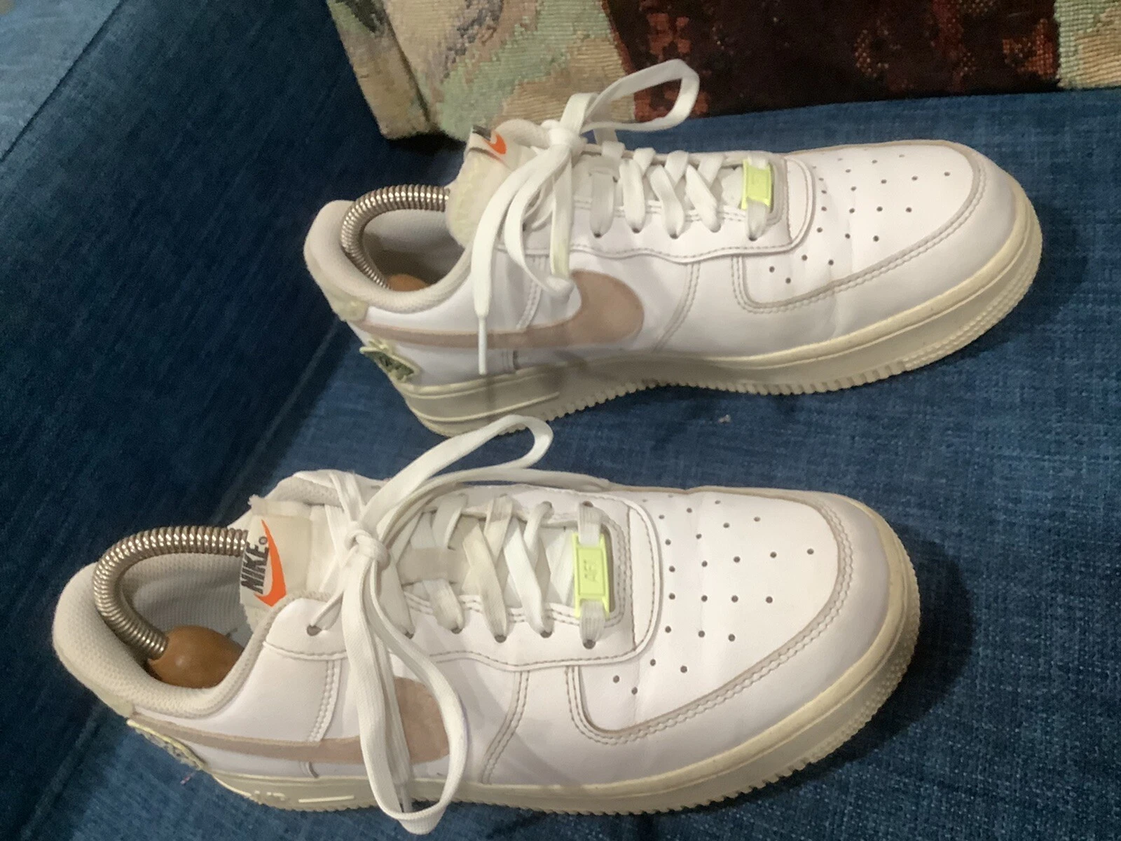 DONNA TAGLIA 8. 5 NIKE AIR FORCE 1'07 SE NN (DJ6377 100) BIANCO ROSA OXFORD BLU