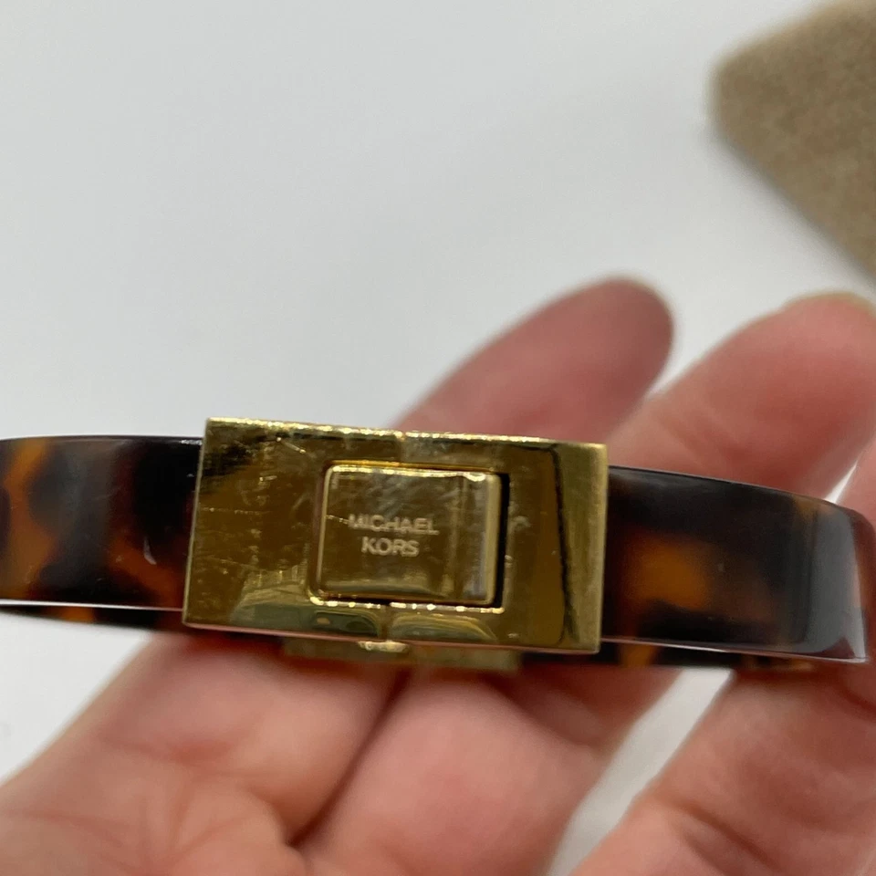Brazalete Michael Kors Simulado Tortuga Tono Dorado Push Lock 6" Foto 4 de 4
