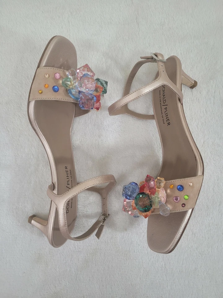 Donald J Pliner Women's Size 7.5 suede sandal slingback  heel nude 842 - Image 2 of 4