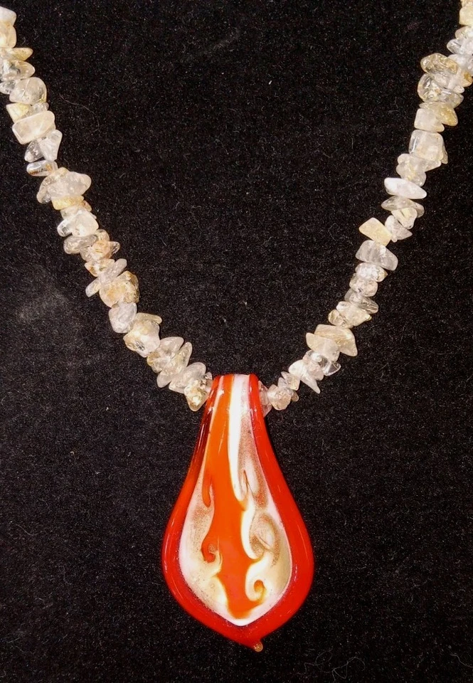 Collar con astillas de cuarzo rutilado dorado y colgante vintage de vidrio soplado a mano, ¡magico! Foto 2 de 4