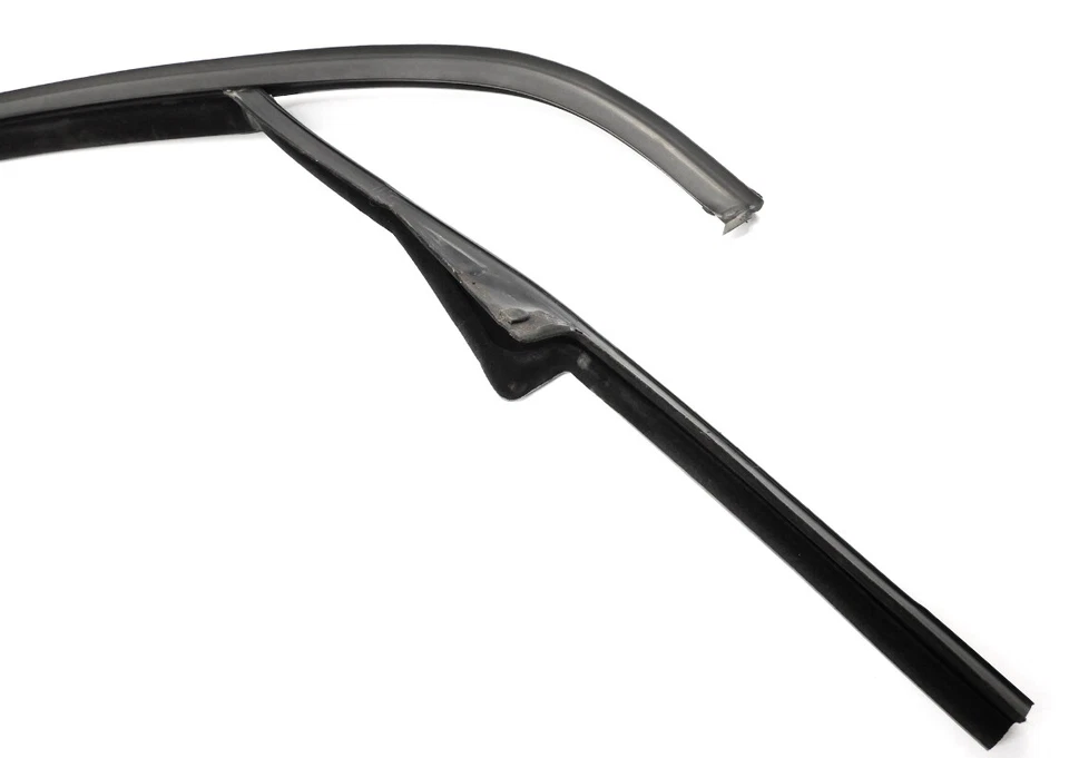 Moldura de sello de puerta de ventana delantera derecha 06-09 VW Rabbit GTI MK5 4 puertas - Original Foto 3 de 4