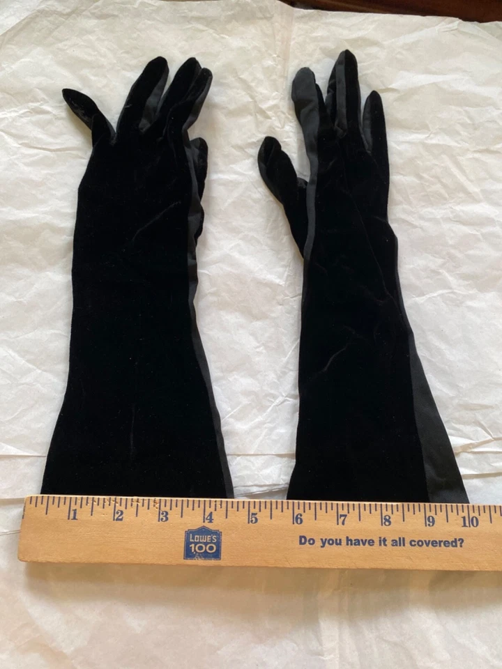 RARE LADIES 1940'S DRESSY BLACK VELVET GLOVES MID LENGTH SIZE APPROX 6-7 - Image 2 of 3
