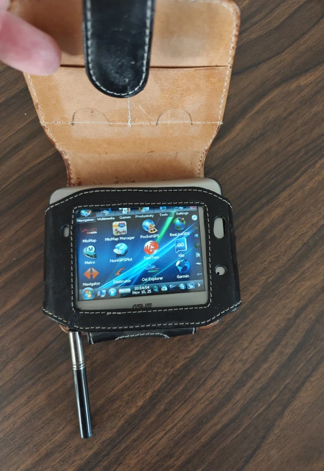 Bundle Vintage ASUS R300 3.5" Bluetooth Portable GPS Navigator + case + pencil - Image 2 of 4