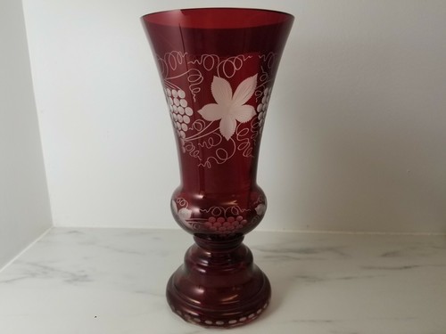 Dunkelrote geschliffene zu klare Traubenvase 12" Höhe x 5 3/4" Breite - Bild 3 von 7