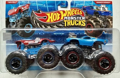 Hot Wheels Monster Trucks Demolition Doubles TWIN MILL Vs Roger Dodger 1:64 Neu