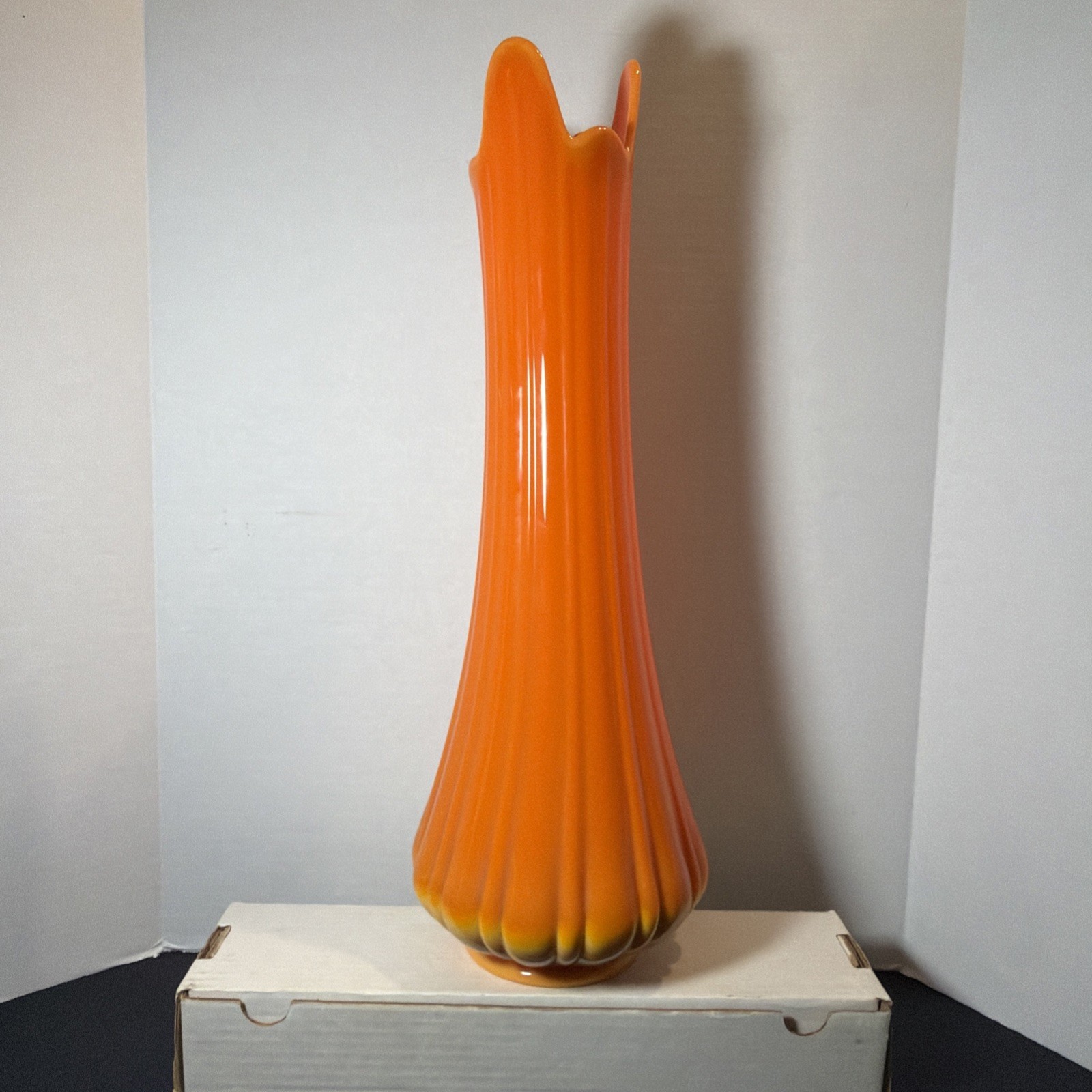 Vintage MCM LE Smith Bittersweet Squatty Ribbed 20 Swung Vase Beautiful