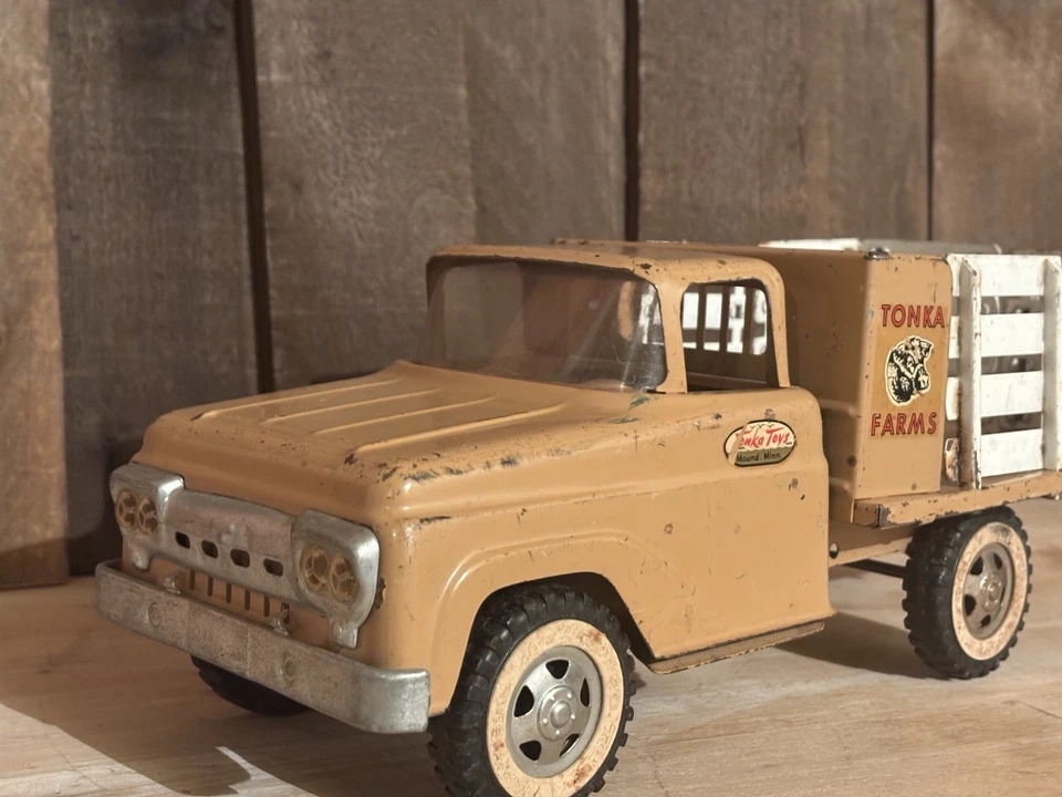 Camión de estacas Tonka Farms de colección, 1961 acero prensado, rieles blancos tostados/beige Foto 3 de 4