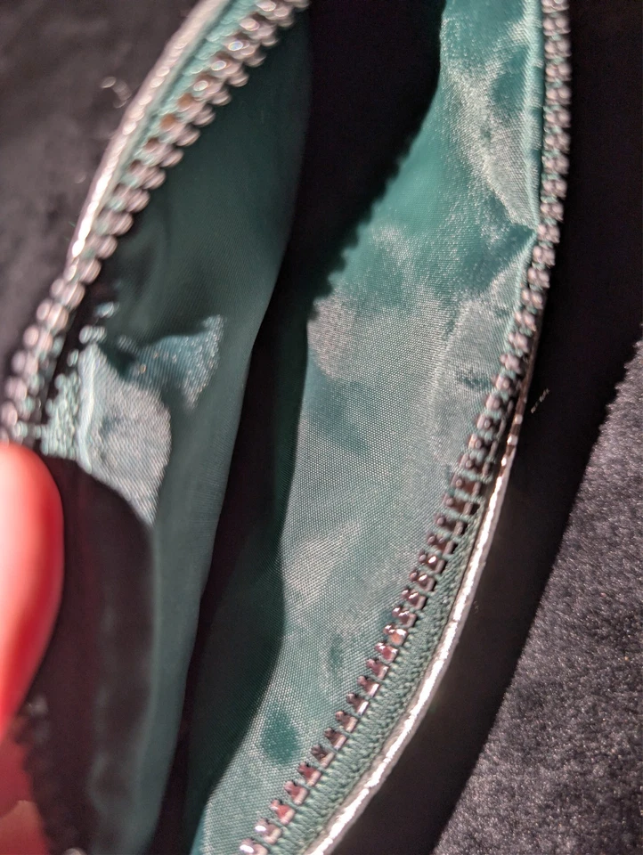 Bolsa de cosméticos de viaje de maquillaje IPSY Glam brillante plateada metálica verde bosque oscuro Y2K Foto 3 de 4