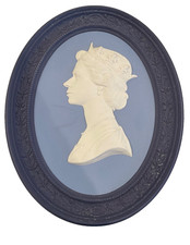 WEDGWOOD Queen Elizabeth II 1977 Silver Jubilee jasper portrait medallion