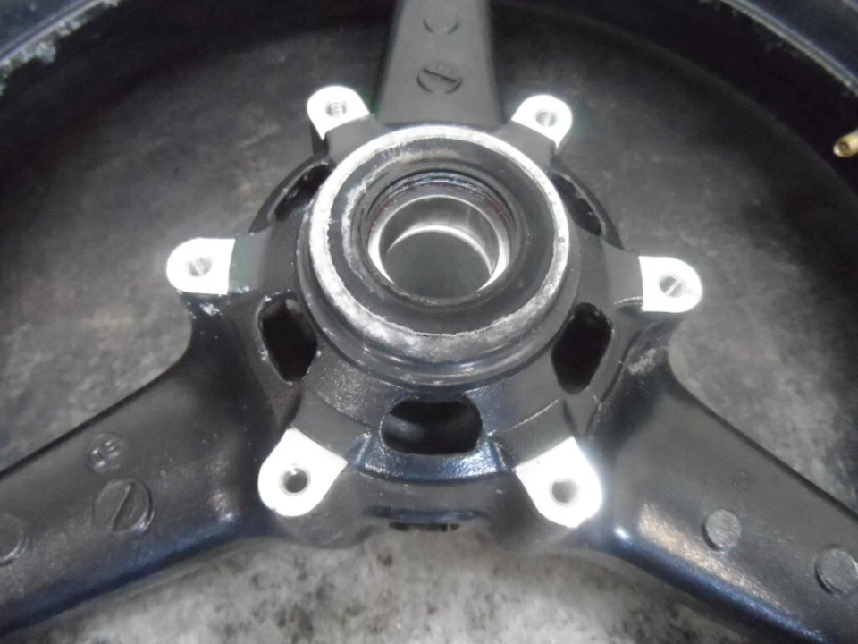 Llanta delantera Honda CBR 1000RR 2008 44650-MFL-610 usada T-33 Foto 4 de 4