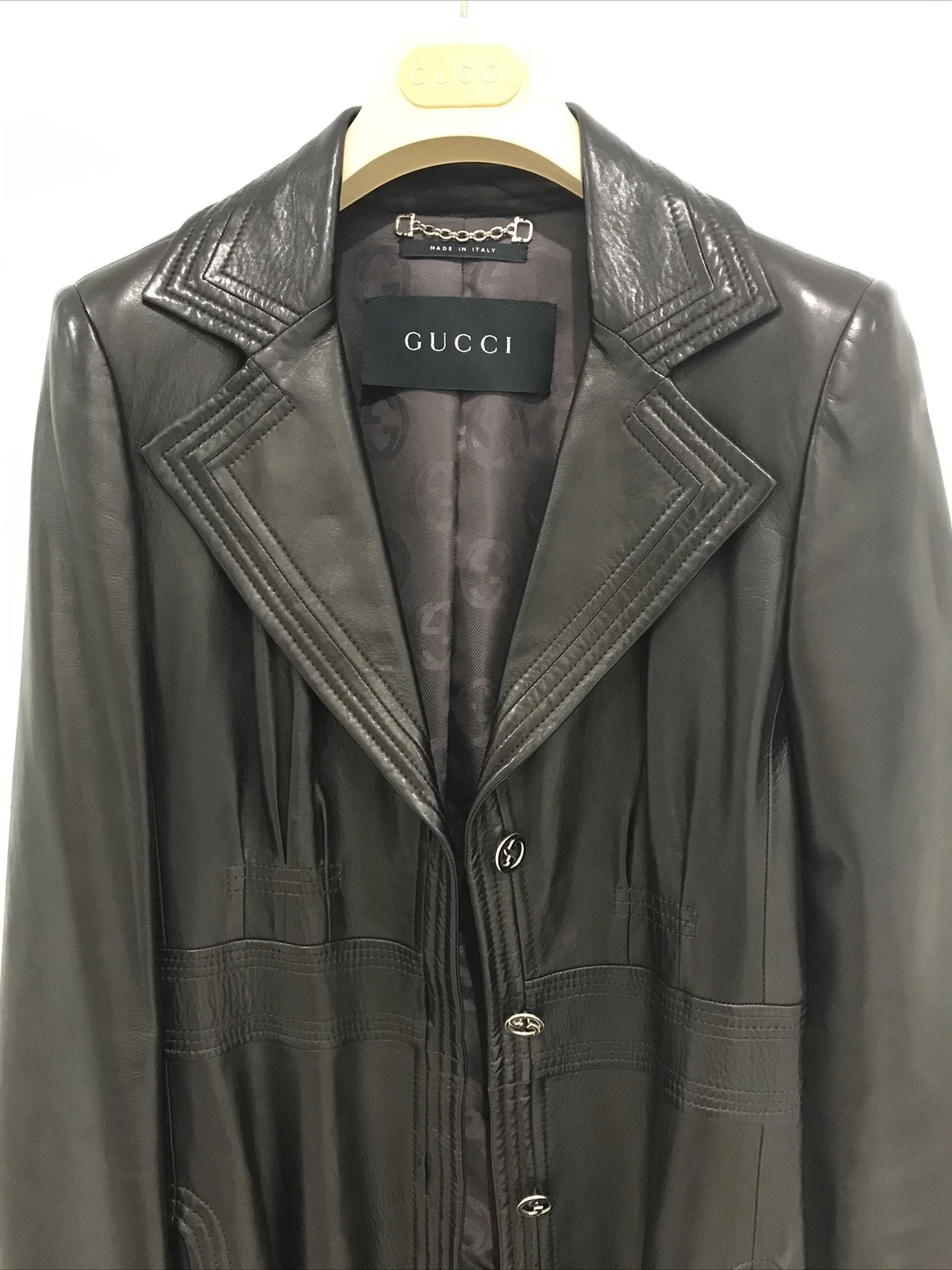 Cappotto lungo in pelle Gucci marrone cioccolato fondente.