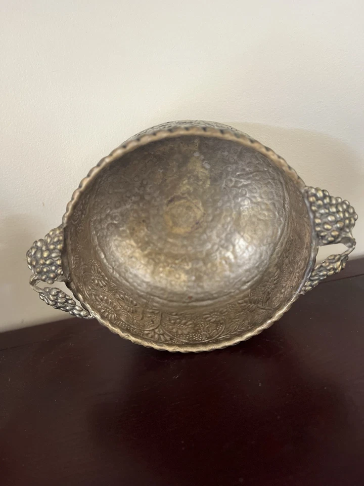 Plato de plata martillado a mano cuenco maceta lavabo floral latón asas de uva 9”x5” Foto 3 de 4