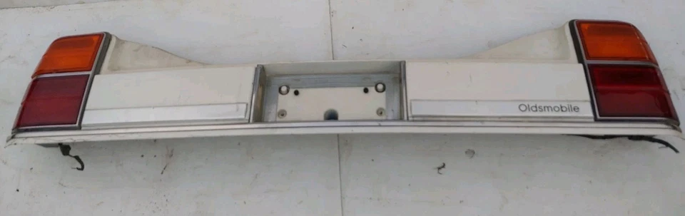 Oldsmobile Delta 88 1986-1990 luz trasera cabezal acabado panel cenefa OEM Foto 4 de 4