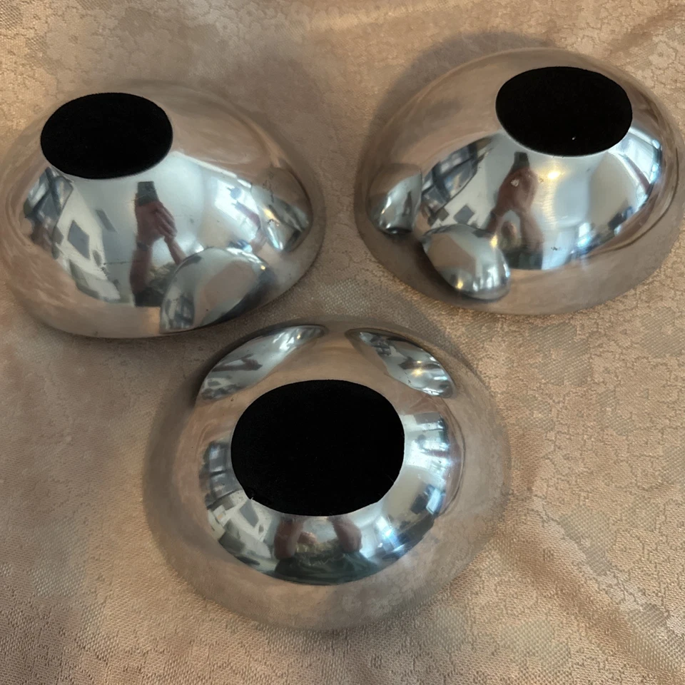 Juego de cuencos de aluminio interiores metálicos rojos en forma de huevo curvos vintage de mediados de siglo Foto 3 de 4