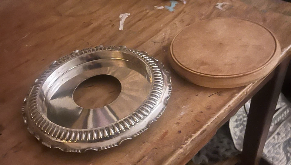 Soporte para pasteles plateado con inserto de madera extraíble + cúpula portadora de pasteles adicional Foto 3 de 3