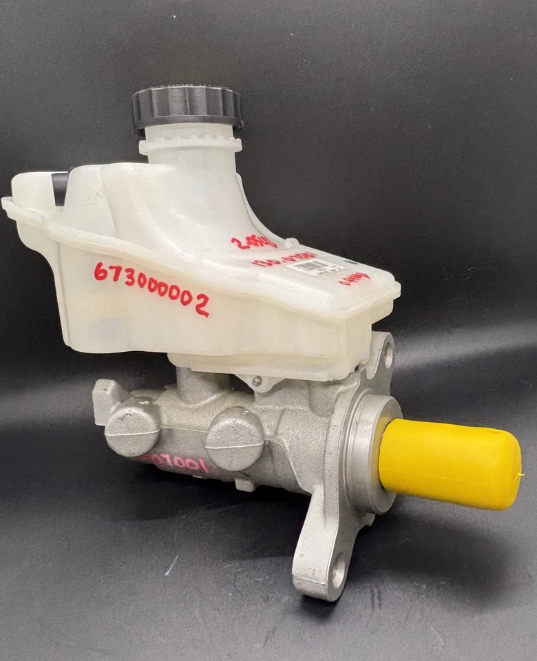 Cilindro maestro hidráulico de freno Maserati OEM 673000002 Ghibli 3,0 L V6 2x2  Foto 4 de 4