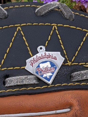 Colgante de peltre retirado de los Philidelphia Phillies - Imagen 2 de 3