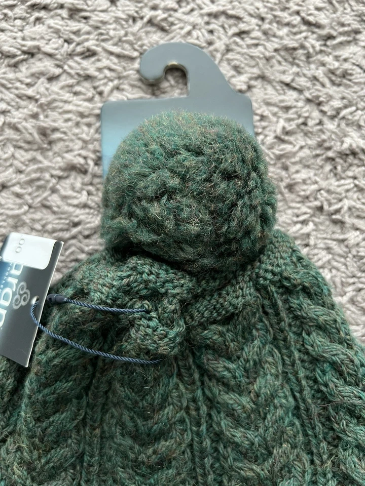 ARAN WOOLEN MILLS Niño Talla Única Cable Tejido IRLANDÉS 100% Lana Verde Pom Pom Foto 2 de 4