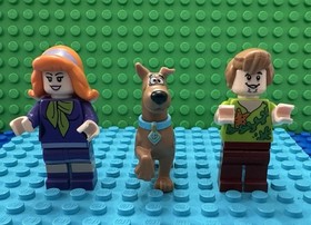 Lego Mini Figures Daphne Blake, Scooby Doo, And Shaggy W Seaweed