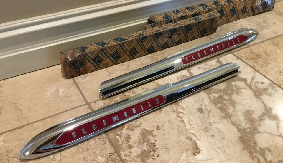 47 Oldsmobile GM NOS emblemas guardabarros delantero nuevo stock antiguo carrocería molduras molduras molduras molduras Olds Foto 2 de 4