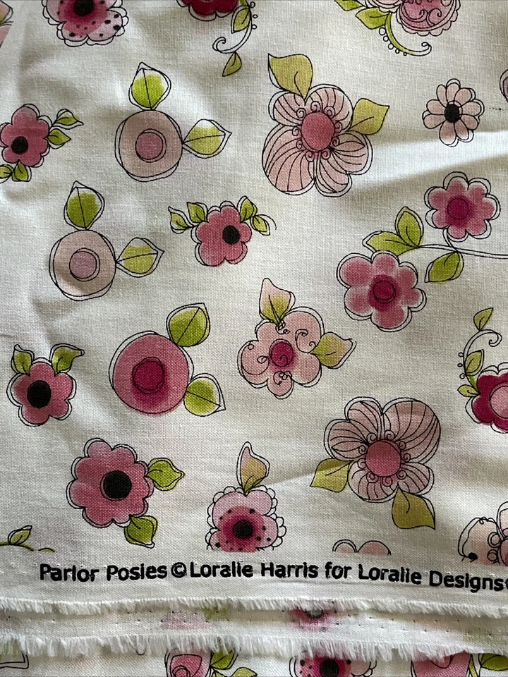 Tela floral Loralie Harris blanca rosa salón poses algodón edredón Love Look por comprar Foto 2 de 2