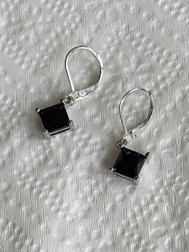 SILBER 925 MINIMALISTISCHER QUADRATISCHER PRINZESSSCHLIFF 8 mm KUNSTSCHWARZER ONYX OHRRING MIT HEBELRÜCKEN - Bild 1 von 4