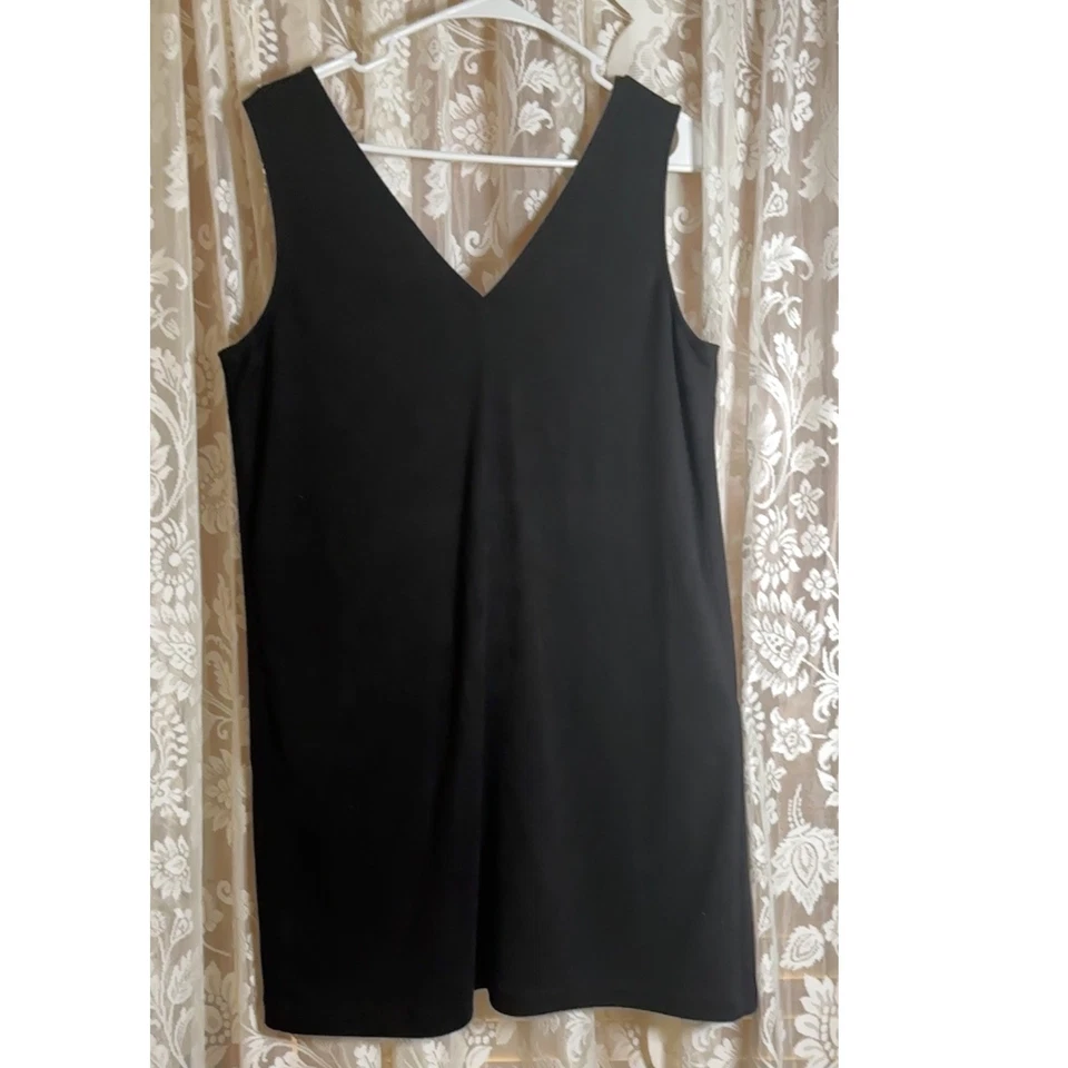 Mini Vestido Soprano Negro Sin Mangas Cuello en V Bolsillos Informal Carrera Para Mujer Mediano Foto 2 de 4