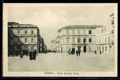 Taranto, Piazza Giordano Bruno con edifici storici e passanti, Ansichtskarte 