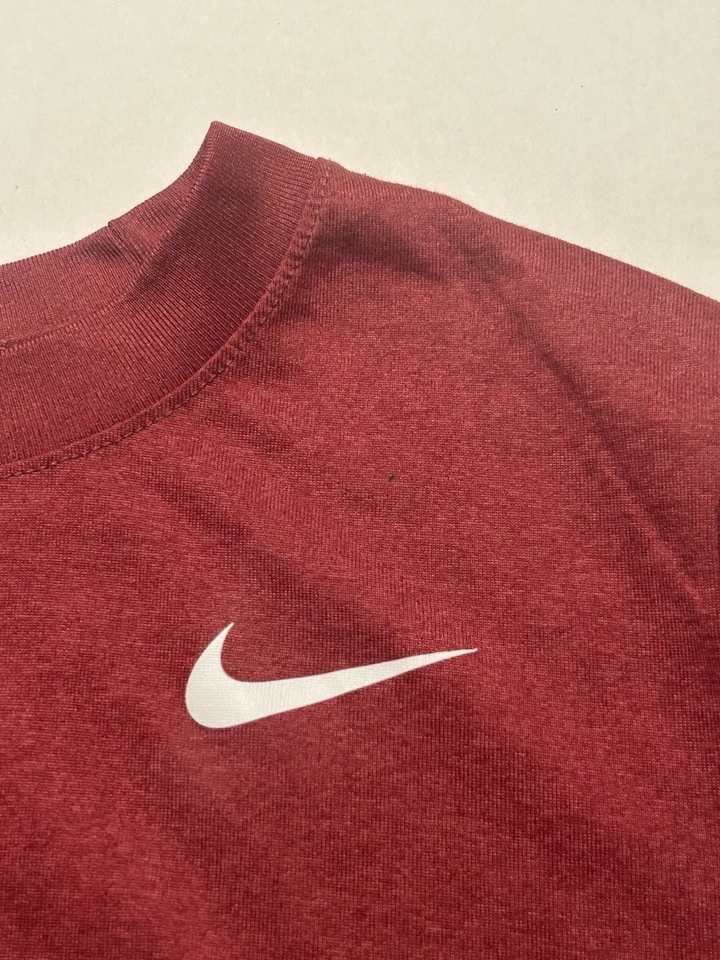 Camiseta Nike Dri-Fit Legend Crew para mujer AQ3210-641 University Borgoña mediana Foto 2 de 4