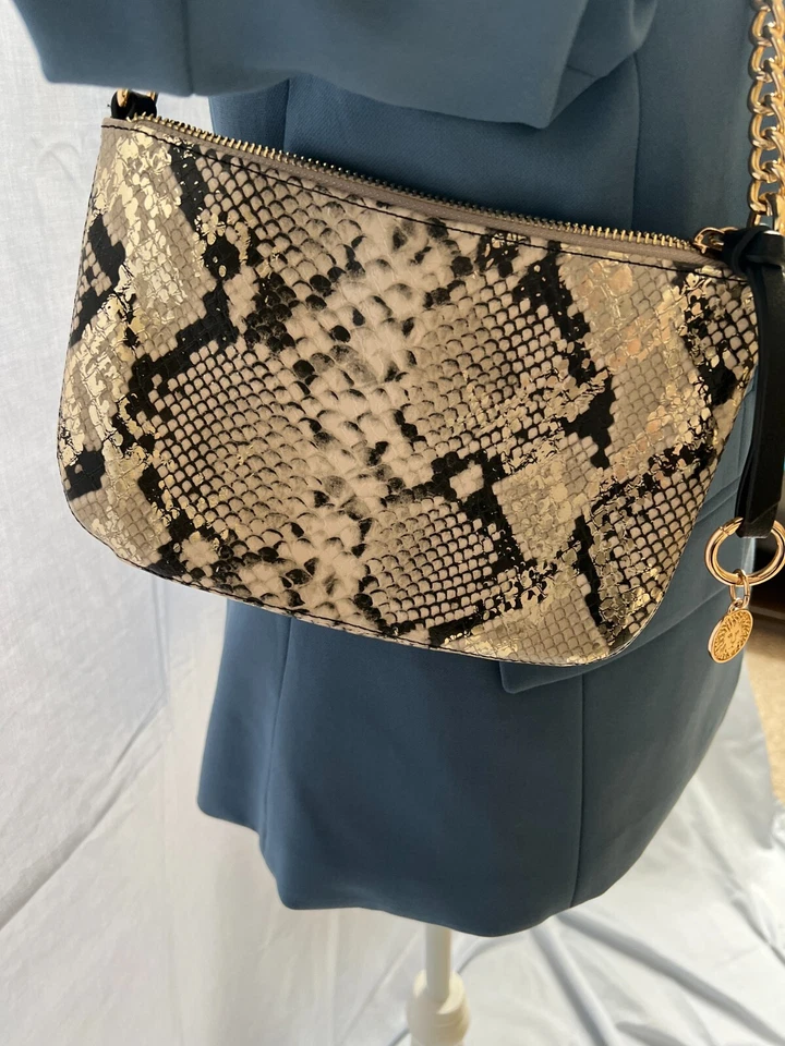 Bandolera Ann Klein con cadena dorada patrón pitón imitación cuero talla mini Foto 2 de 4
