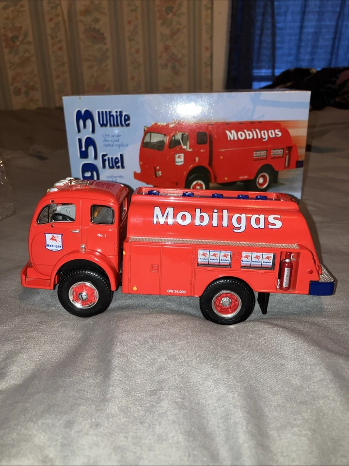 1953 Mobilgas White Fuel Tanker 1:34 Scale Die-Cast Replica - Image 3 of 4