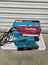 Makita belt sander 3x21 2022 with Misc belts/excellent condition/barely used