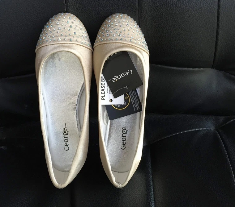 Niños Niñas Satén Gema Crema Zapatos Planos Vestir Bailarina Talla 12.13.1.2.3.4 Foto 3 de 4