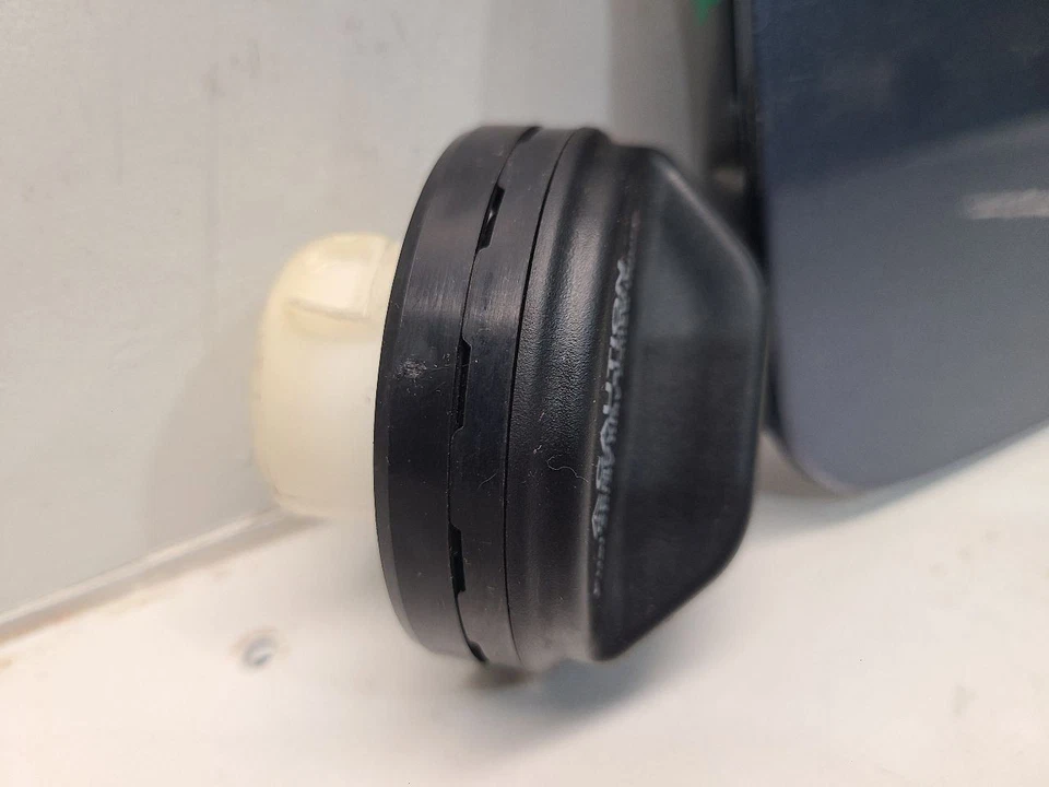 Toyota Highlander 2006 puerta de llenado de combustible *azul - 8N6* Foto 2 de 4