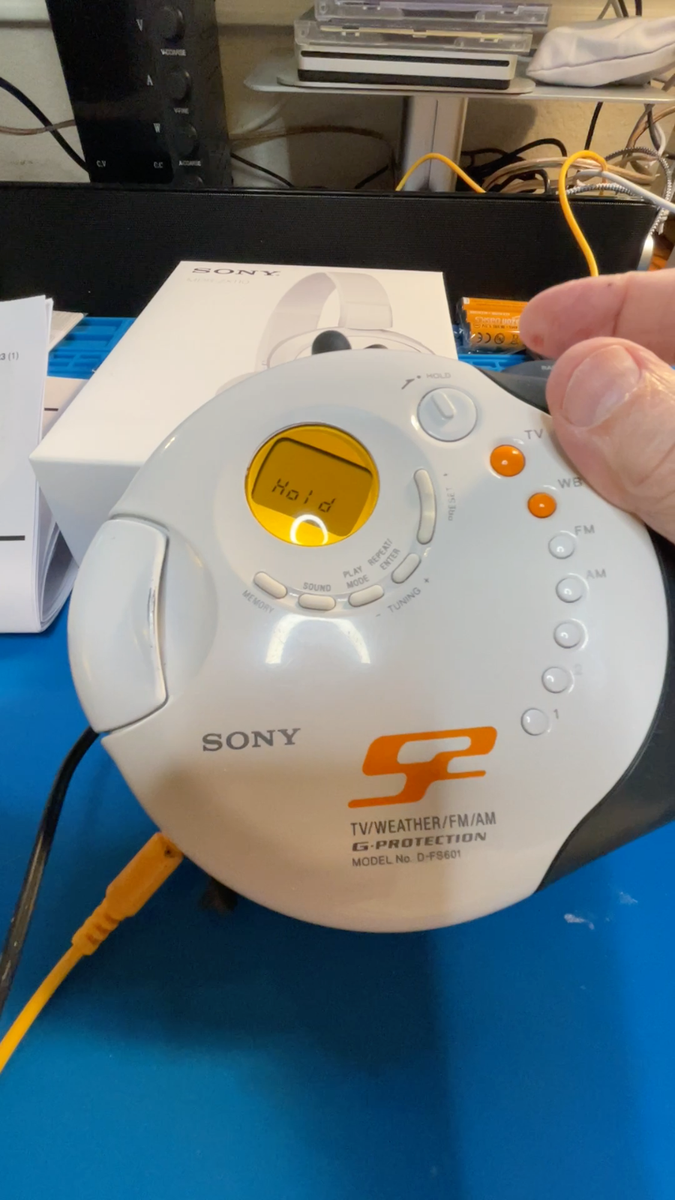 Sony D-FS601 AM/FM Portable CD Player, Beautiful and Fully Working