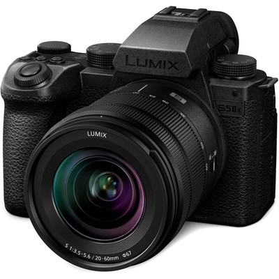 Cámara Panasonic Lumix S5 II con lente de 20-60 mm
