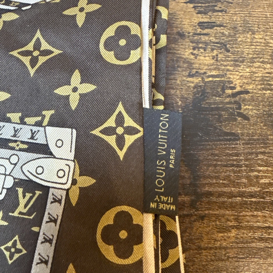 Louis Vuitton Seda Envolvente Bufanda Monograma Trunks | Marrón Beige 30"x68" | Auténtico Foto 2 de 4