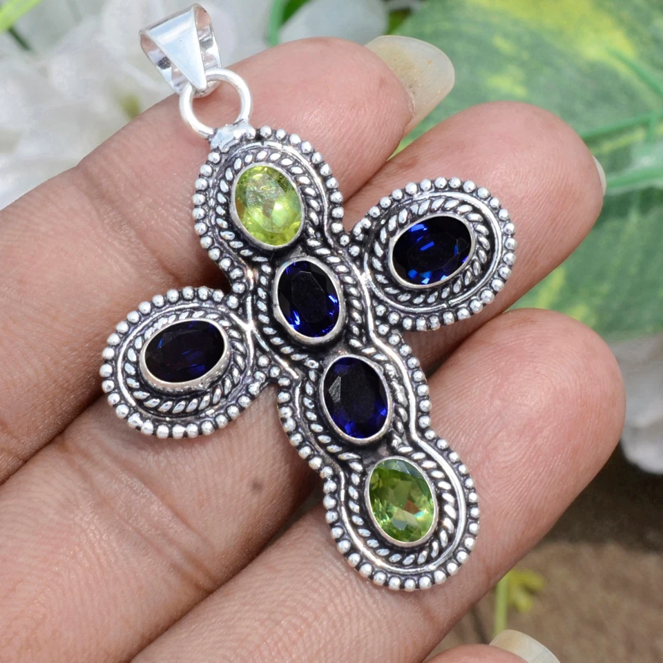 Colgante de ocasión de plata de ley 925 con cruz de piedras preciosas talladas en tanzanita y peridoto Foto 2 de 4