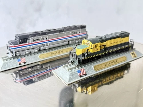 2x Atlas Spur N • GP-20 NYSW & Amtrak FP-45 • USA Dieselloks • Vitrine