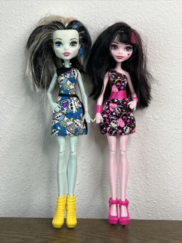 Monster High Lot of 2 Dolls Draculaura Mattel Skeleton Head Dress ￼ - Picture 1 of 7