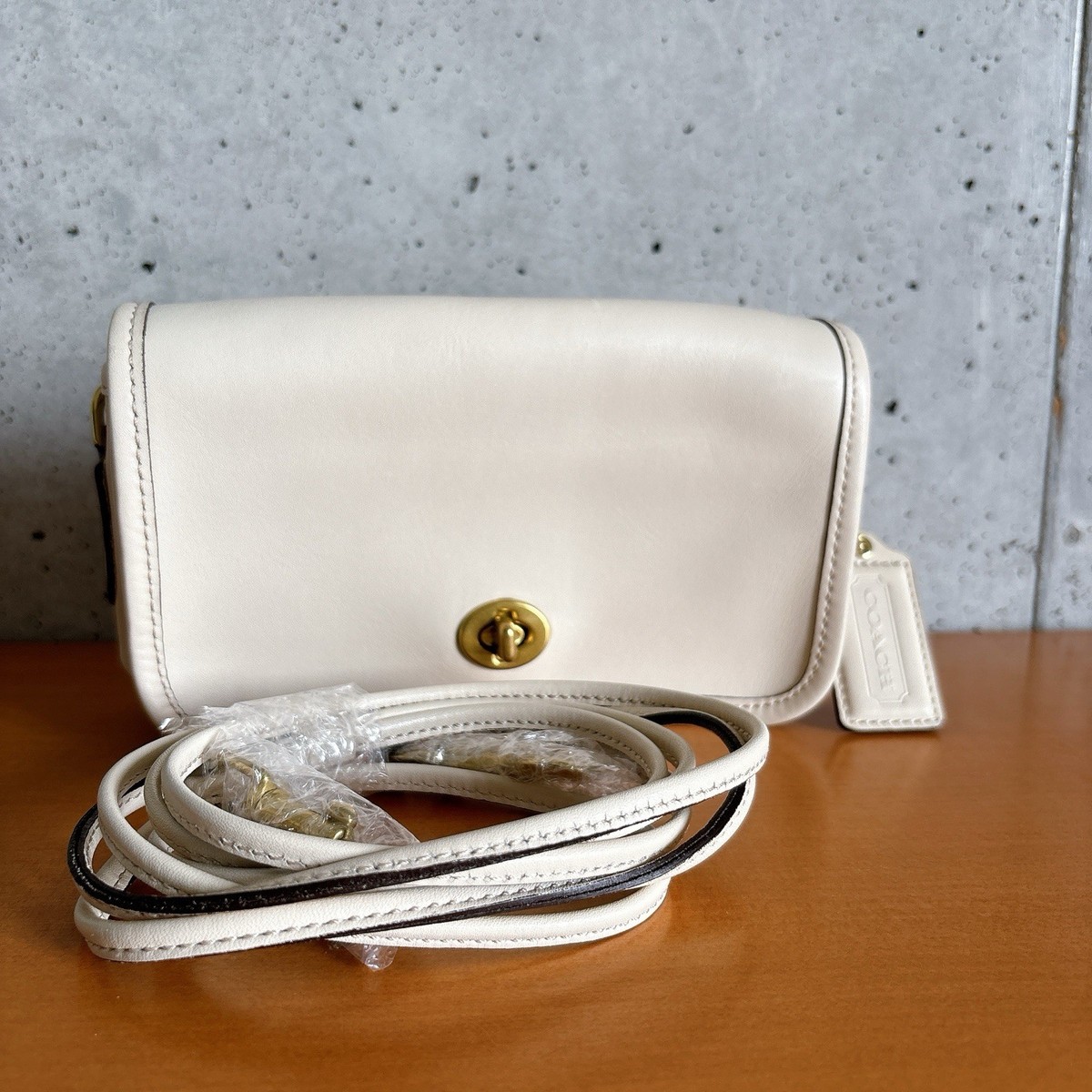 COACH ケース ベージュ ホワイト Coach 17994 Limited Edition Small Bone Ivory white Leather