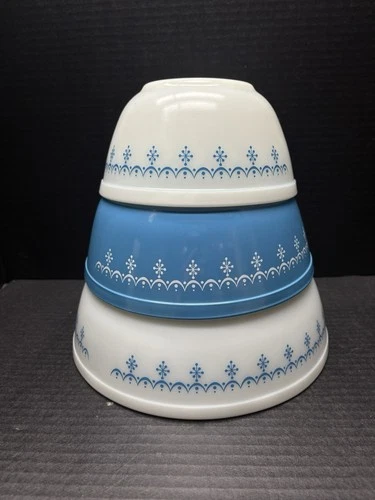 Vintage Pyrex White And Blue Garland Pattern 1960s-70s 3 Bowl Set