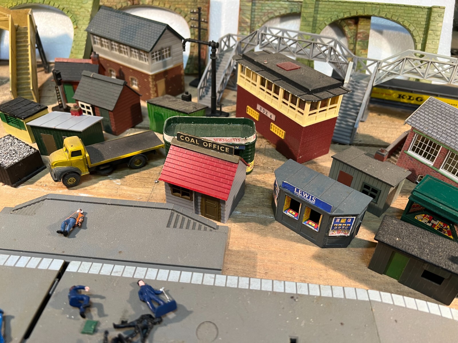 OO Gauge Buildings, figures, bridges, platforms, accessories JOB LOT