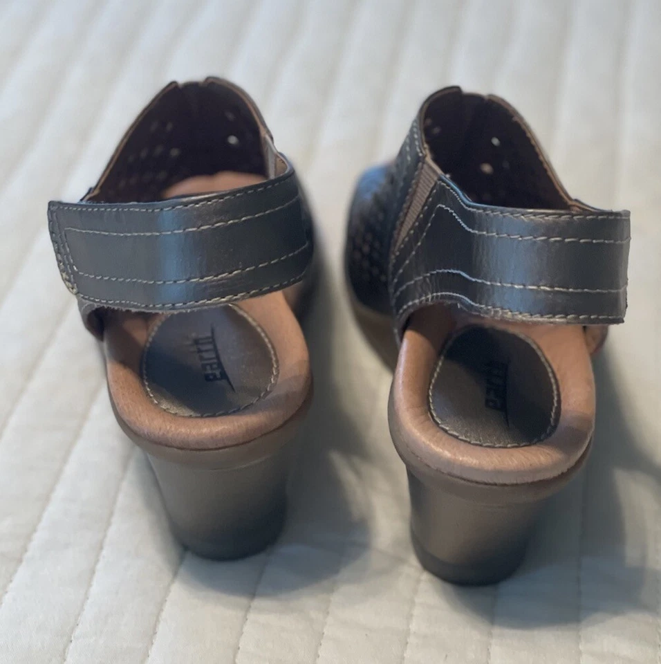 Earth Women’s Cascade Platinum Leather Wedge Heel Cut Out Sandals Womens Sz 5B - Image 3 of 4