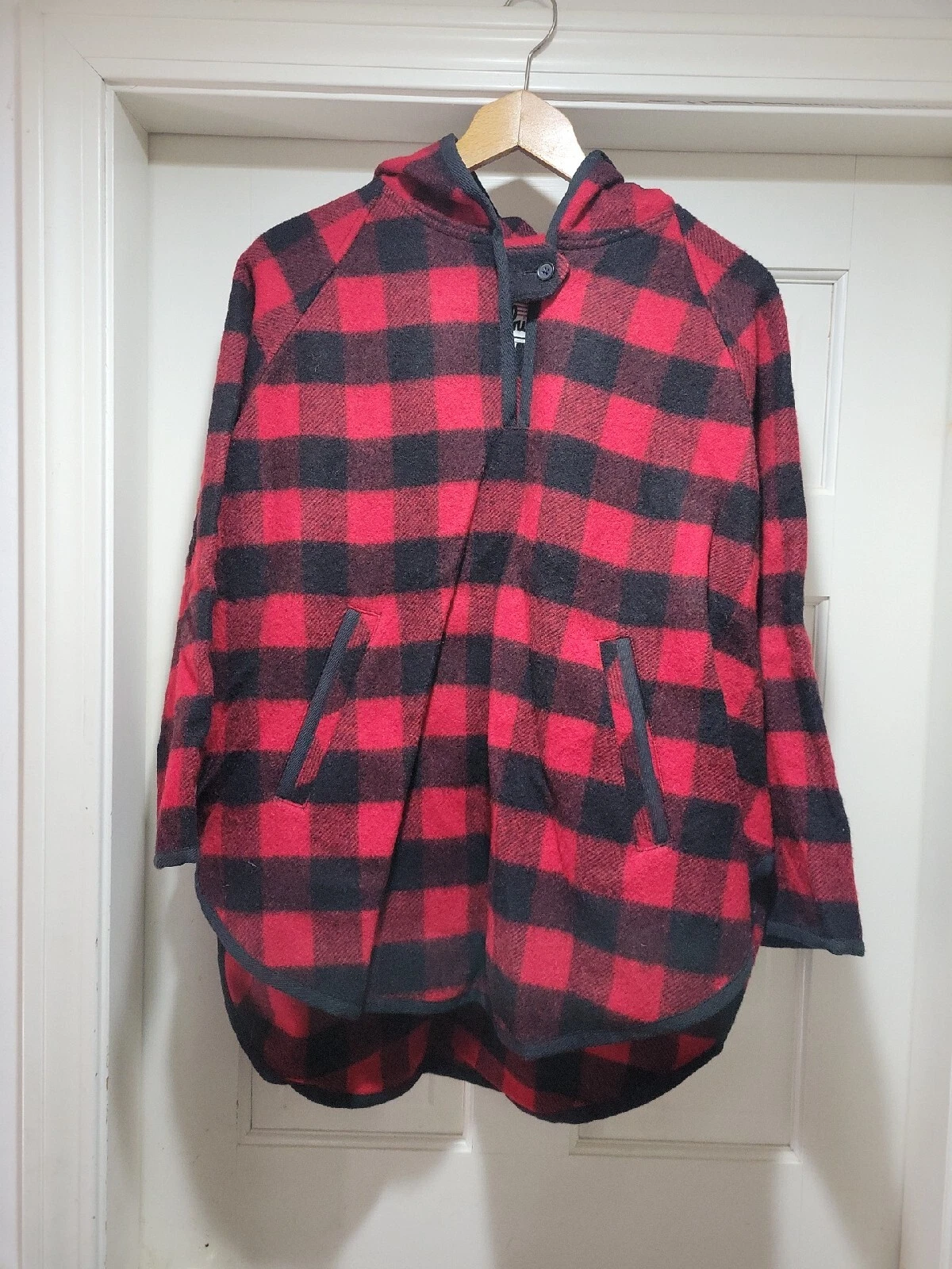 Vtg Woolrich Women’s Wool Buffalo Check Plaid Pullover Hooded Poncho Made In USA