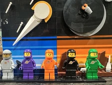 LEGO Lot 5 Classic Spacemen - Purple, Orange, Black, Med.  Grey &  Green